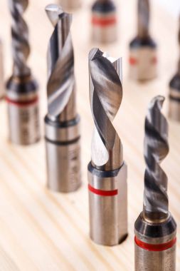 çeşitli şekiller Matkap burguları için ahşap Ahşap stand. yakın çekim