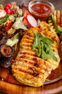 gıda kavramı - hafif bir salata, kabak ve mantar ızgara tavuk biftek