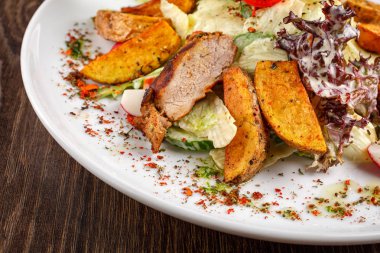 taze sebze salatası Dana ızgara ve fırında patates