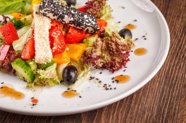 ahşap masa üzerinde kase sebze salatası