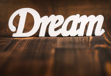 Word, rüya ve motivasyon kavramı - ahşap arka plan üzerinde rüya mektupları.