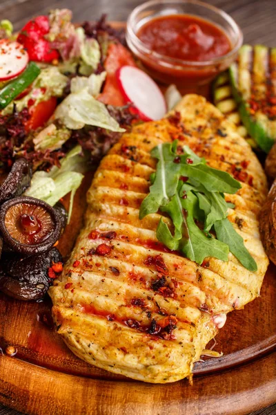 Concetto di cibo - Bistecca di pollo con insalata leggera, zucchine e funghi alla griglia — Foto Stock