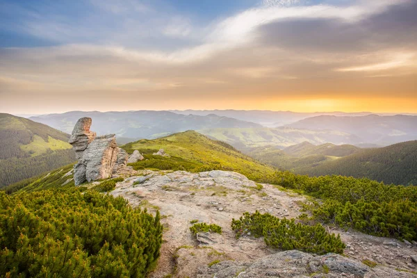 Verano mañana montaña paisaje. Montañas rocosas bajo cielo nublado  . — Foto de Stock