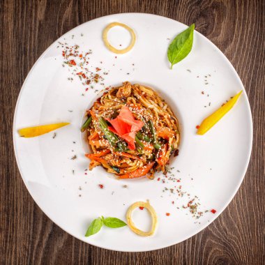 Tavuk ve sebzeli erişte.