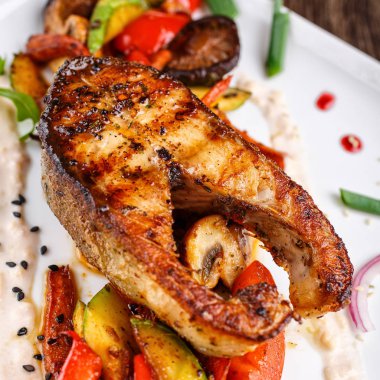 Restoran yemek, ızgara yemekler, ızgara sebze, ızgara somon, Balık biftek - somon biftek