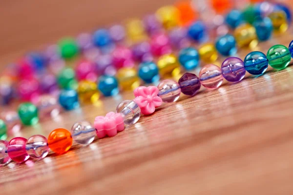 Decoración de perlas de vidrio sobre un fondo de madera . — Foto de Stock