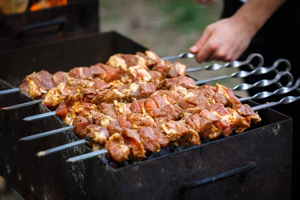 Kebab cocinado en la parrilla al aire libre —  Fotos de Stock