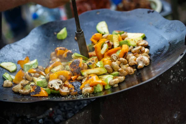 Setas y verduras a la parrilla al aire libre —  Fotos de Stock