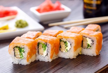 Güzel bir ahşap tahta üzerinde suşi dekore edilmiş.