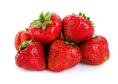 Beyaz arka plan üzerinde izole lezzetli olgun çilek.