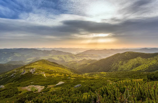 Majestic sunset in the mountains landscape — Stock Photo, Image