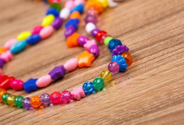 Boncuklu ahşap bir masaya yığılmış