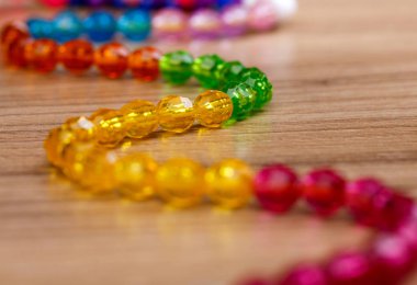 ahşap arka plan üzerinde renkli boncuklar yılan