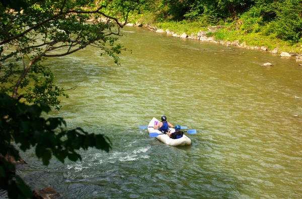 iki kişi bir Kano bir dağ nehir üzerinde yüzen