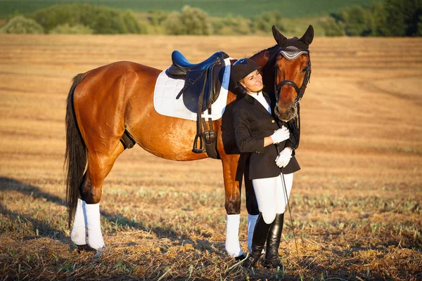 Mulher com seu Cavalo - jovem cavaleira — Fotografia de Stock