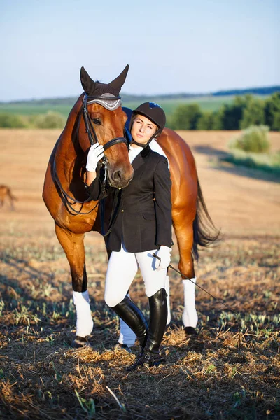 Mujer con su caballo - Hermosa joven a caballo — Foto de Stock