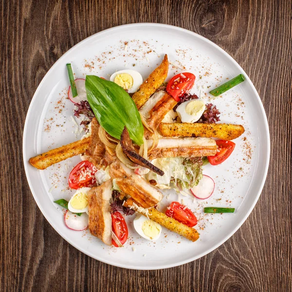 Concepto de comida - Ensalada de César con pollo — Foto de Stock