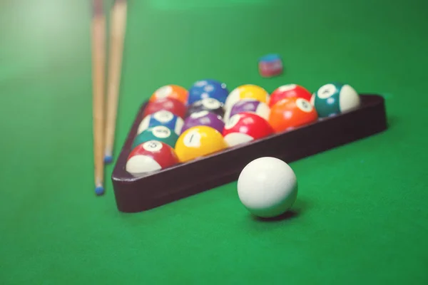 Biliárd golyó pool a zöld asztalnál — Stock Fotó