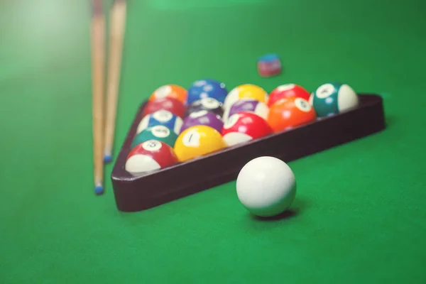 Piscine à billes de billard sur table verte — Photo