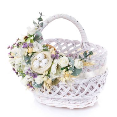 beyaz zemin üzerinde Paskalya sepeti