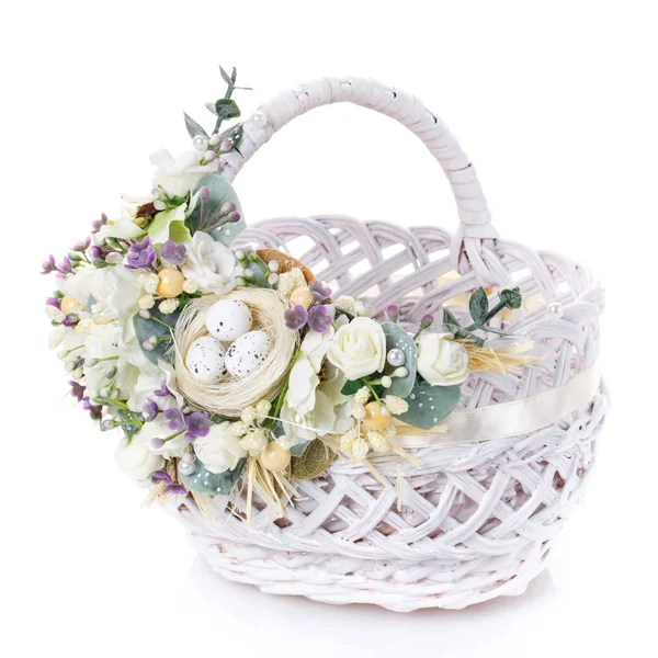 beyaz zemin üzerinde Paskalya sepeti