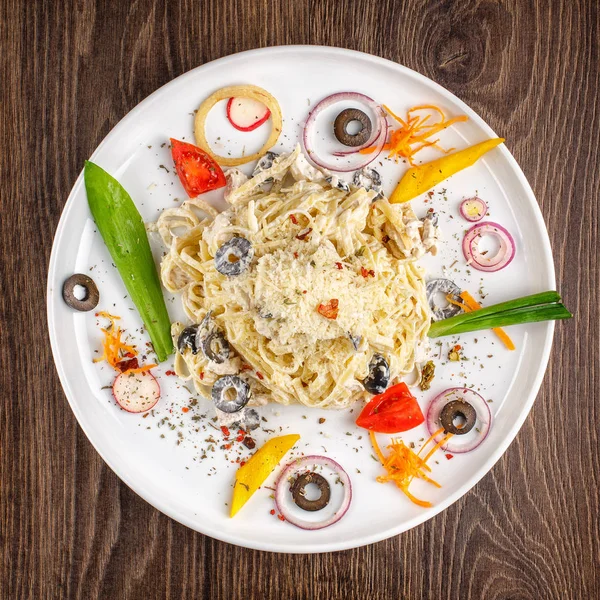 Pasta Alfredo - espaguetis con aceitunas y pollo — Foto de Stock