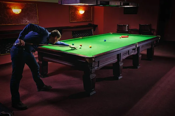 Jugar billar, hombre apuntando a la pelota de billar — Foto de Stock