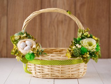 Çiçekli dekoratif Paskalya sepeti