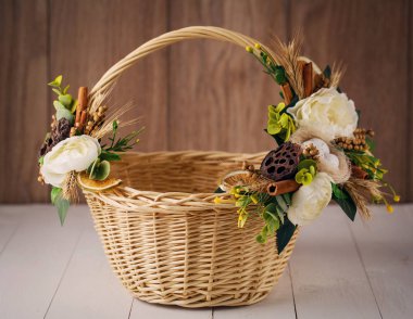 el yapımı bambu sepet çiçeklerle süslenmiş