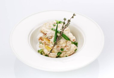 Restoran yiyecek. Ekmek bir plaka ile salata. Lezzetli yemekler.
