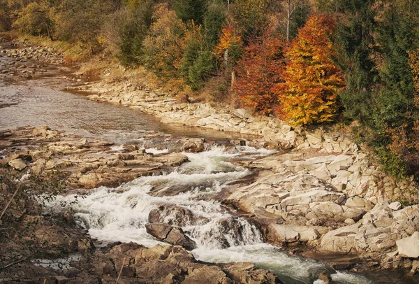 Горная река. Речная вода. водный ландшафт — стоковое фото