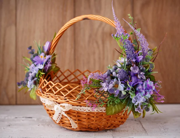 Projektant Kosz jest ozdobiony kwiatami. Wiklinowy koszyk dla obchodzi Wielkanoc i inne święta. — Zdjęcie stockowe