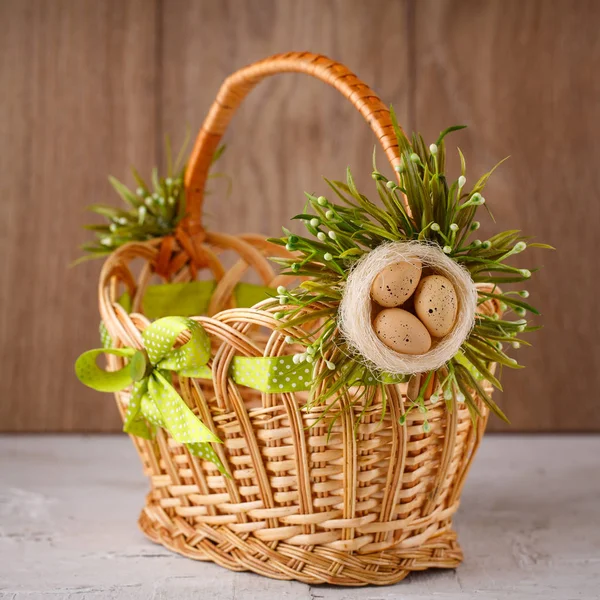 Beautiful decorative basket with flowers to celebrate Easter — Stock Photo, Image