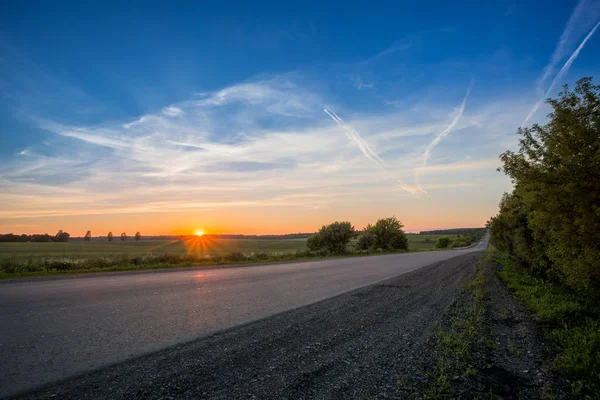 Puesta de sol en el camino. —  Fotos de Stock