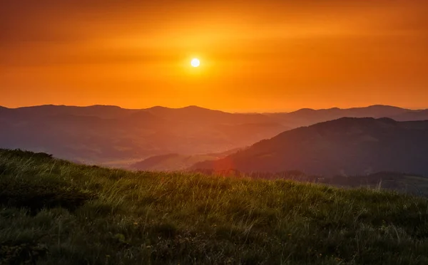 Majestic sunset in the mountains landscape. — Stock Photo, Image