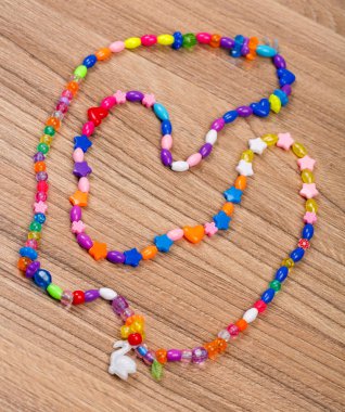 Güzel bir el işi ile renkli boncuklu kolye