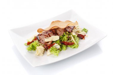 Restoran yiyecek. Ekmek bir plaka ile salata. Lezzetli yemekler.