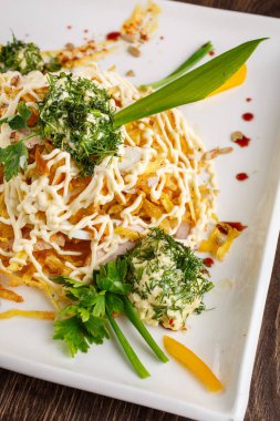 salata tavuk patates cipsi ile yeşil ve peynir ağrıları