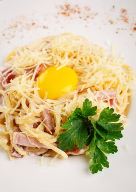 Carbonara pastırma ve parmesan ile