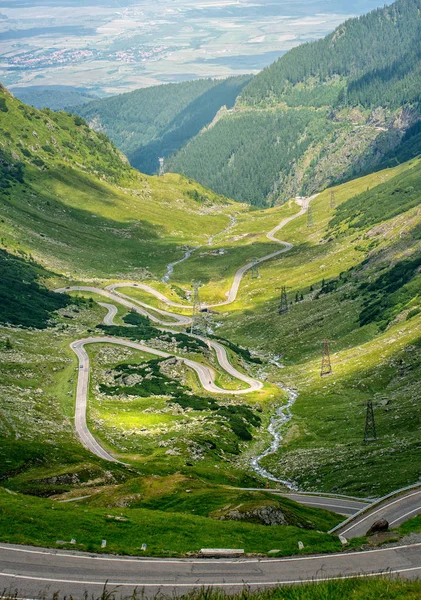 Het oversteken van de Karpaten in Roemenië. Transfagarasan berg. Transfagarasan snelweg. — Stockfoto