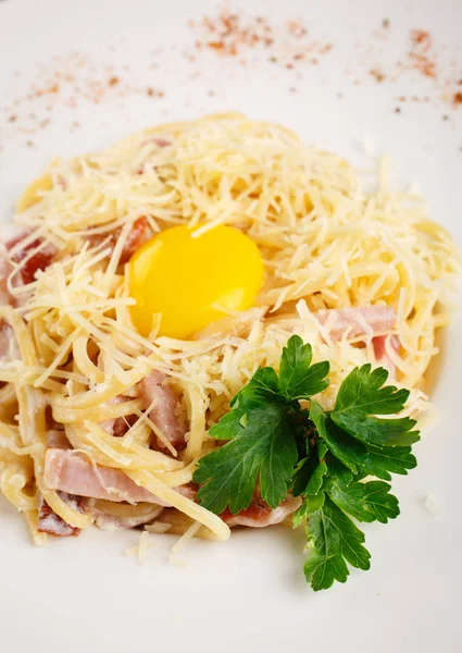 Carbonara pastırma ve parmesan ile