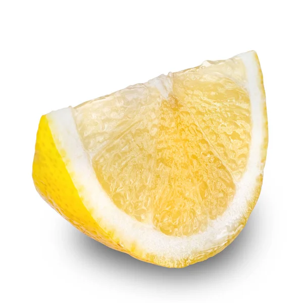 Кусок лимонного фрукта, выделенного на белом — стоковое фото