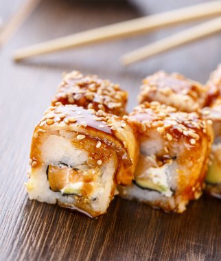 Maki ve nigiri suşi