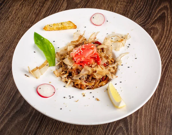 Comida de restaurante. Pasta con atún — Foto de Stock