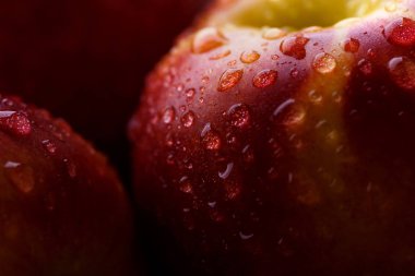 Su damlaları ile taze şeftali. Yakın, makro foto