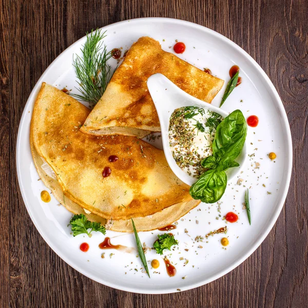 Ahşap arka plan üzerinde uçan daire ile Pancakes