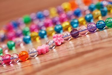 Renkli boncuk kolye ahşap bir masa üzerinde gelen dokuma.
