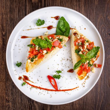 Lezzetli kahvaltı. Sebzeli ekmek.