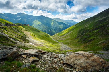 Romanya'da Karpatlar. Cliffs yakın Transfagarasan yol