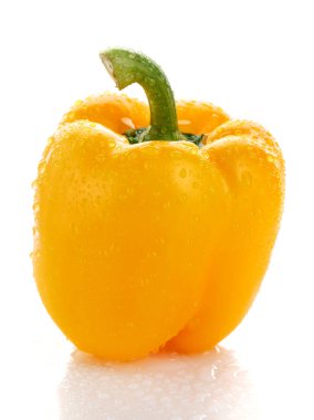 Taze sarı kırmızı biber izole üzerinde beyaz çiğ damlaları ile